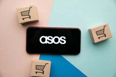 Tula, Rusya - 07 Eylül 2021: ASOS logosu iPhone ekranında
