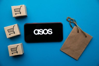 Tula, Rusya - 07 Eylül 2021: ASOS logosu iPhone ekranında