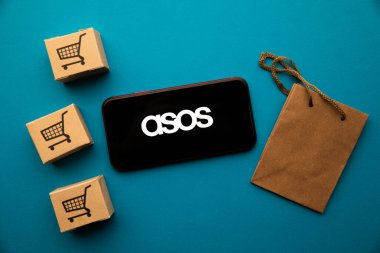 Tula, Rusya - 07 Eylül 2021: ASOS logosu iPhone ekranında
