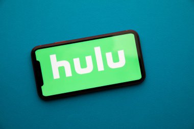 Tula, Rusya - 07 Eylül 2021: HULU logosu iPhone ekranında