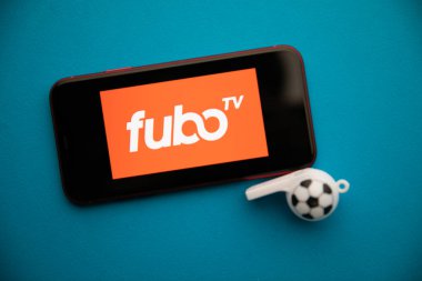 Tula, Rusya - 07 Eylül 2021: Fubo TV logosu iPhone ekranında