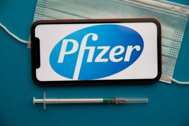 Tula, Rusya - 07 Eylül 2021: iPhone ekranında Pfizer logosu