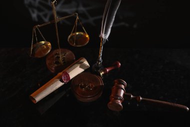 Balmumu mühür, yüzükler ve parlak bir masada yargıç tokmağı olan son vasiyet. Boşanma ya da miras kavramı