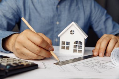 Kalem kullanarak mimari proje üzerinde çalışan mimar mühendisi