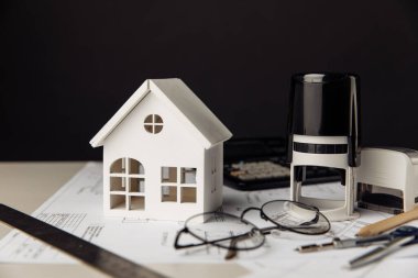 Ev, hesap makinesi ve pul modeliyle çizim, inşaat işi