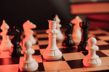 Satranç tahtasındaki satranç figürleri.