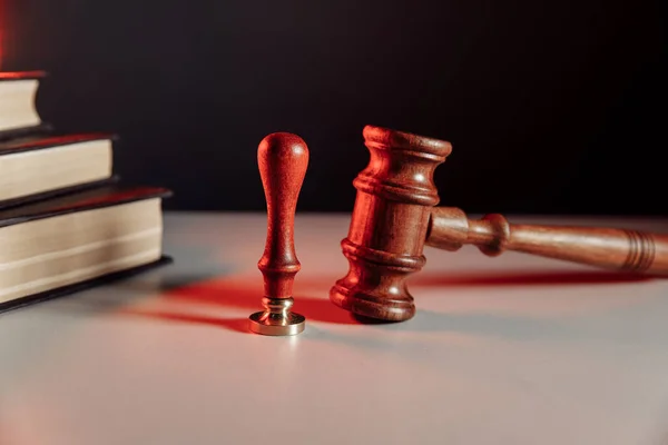 Gavel och stämpel på ett advokatbord — Stockfoto