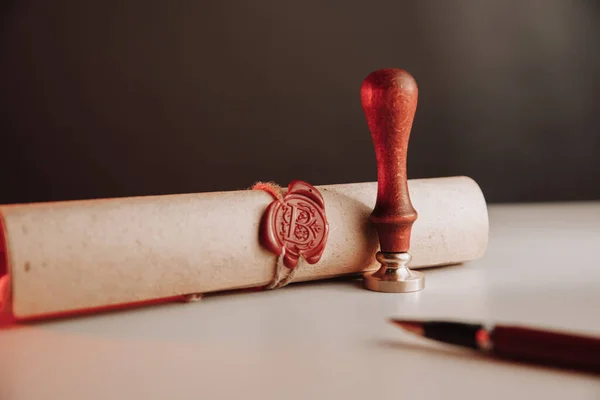 Scroll met waszegel stempel van notaris op een tafel. Begrip recht — Stockfoto