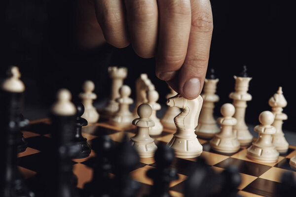 Рука человека, который играет в шахматы