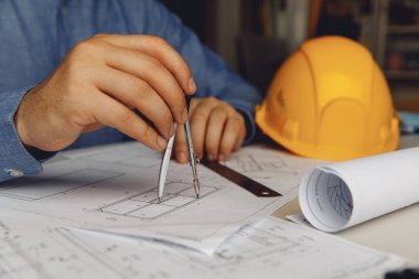 Mimar mühendis el ele tutuşması pusula, yazı ve çizim mimari projesi