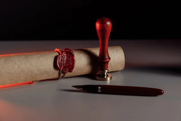Scroll met wax zegel stempel op een tafel — Stockfoto