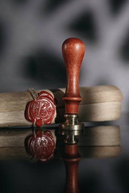 Sonuncusu tema. Noter ofisinde balmumu mühür ve damgalı belge