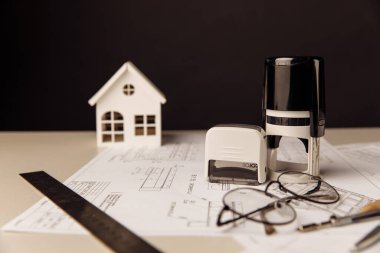 Ev, gözlük ve pul modeline sahip plan, inşaat ve yatırım konsepti