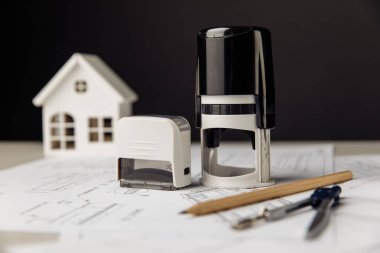 Beyaz ev modeli, çizim araçları ve yakın plan pulları ile plan