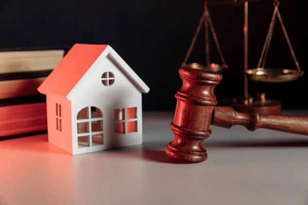 Soudce aukce a realitní koncept. Model domu a kladívko — Stock fotografie