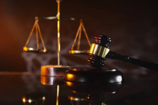 Jog és igazságszolgáltatás koncepció. A bíró kalapja és az igazságszolgáltatás mérlegei az asztalon — Stock Fotó