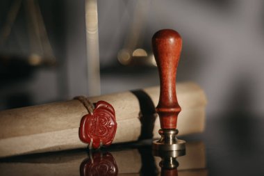 Sonuncusu tema. Noter ofisinde balmumu mühür ve damgalı belge