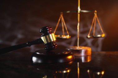 Hukuk ve Adalet kavramı. Yargıç tokmağı ve adalet terazisi masada.