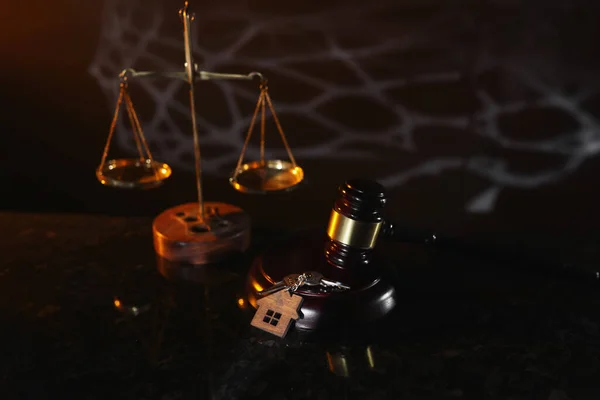 Leilão ou conceito de lei. Casa chave e juiz martelo no escritório notário — Fotografia de Stock