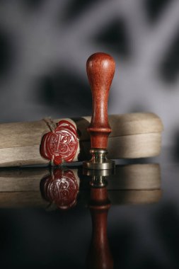 Sonuncusu tema. Noter ofisinde balmumu mühür ve damgalı belge