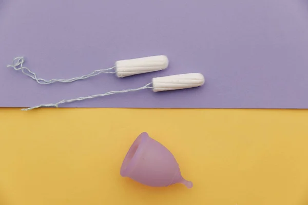 Menstrual cup and tampons on a colorful background. Concept of womens healthcare and hygiene — Foto Stock