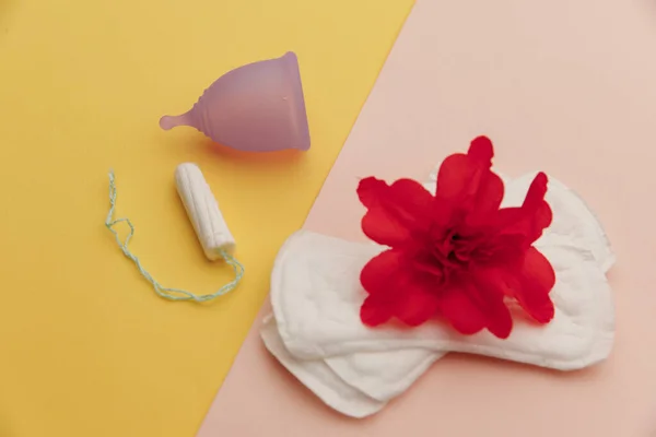 Tazza mestruale, tampone e cuscinetti con sveglia. Concetto di igiene femminile — Foto Stock