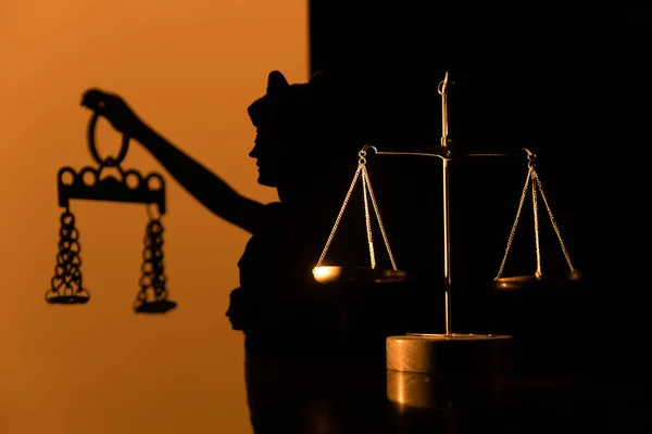 Wizerunek pojęcia prawa prawnego Skale wymiaru sprawiedliwości i księgi spraw na biurku. — Zdjęcie stockowe