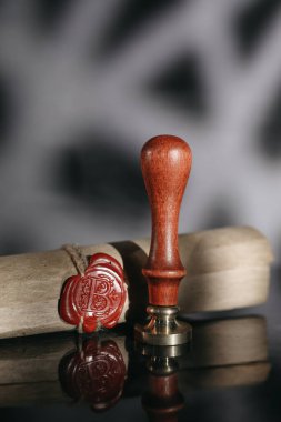 Sonuncusu tema. Noter ofisinde balmumu mühür ve damgalı belge