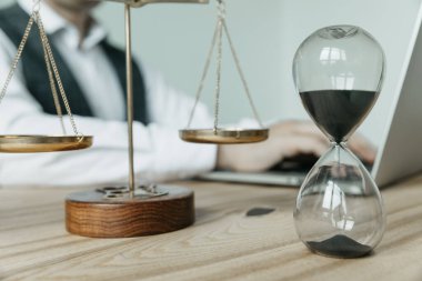 Erkek avukat Sözleşme kağıtları ve tahta tokmak ile donatmak mahkeme salonunda üzerinde çalışıyor. Adalet ve hukuk, avukat, mahkeme hakimi, kavram.