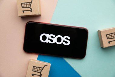 Tula, Rusya - 07 Eylül 2021: ASOS logosu iPhone ekranında
