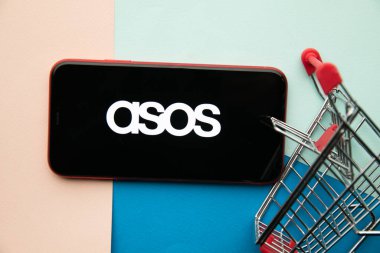 Tula, Rusya - 07 Eylül 2021: ASOS logosu iPhone ekranında