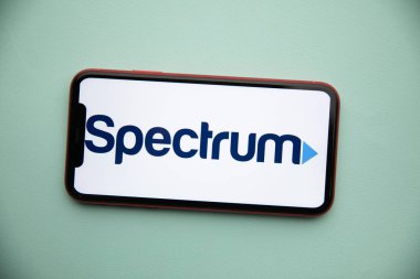 Tula, Rusya - 07 Eylül 2021: iPhone ekranında spektrum logosu