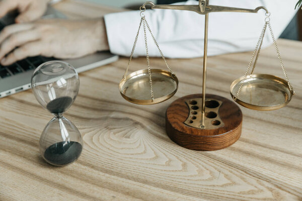 Мужчина-юрист работает с контрактными документами и деревянным молотком на столе в зале суда. Justice and law, attorney, court judge, concept
.