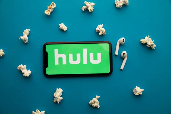 Tula, Rosja - 07 września 2021: Logo HULU na wyświetlaczu iPhone — Zdjęcie stockowe