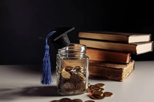 Εξοικονόμηση για εκπαίδευση. Κέρματα σε βάζο με καπάκι αποφοίτησης — Φωτογραφία Αρχείου