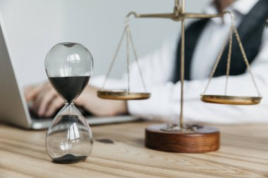 Erkek avukat Sözleşme kağıtları ve tahta tokmak ile donatmak mahkeme salonunda üzerinde çalışıyor. Adalet ve hukuk, avukat, mahkeme hakimi, kavram.