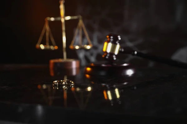 Концепция развода. Судья молоток и обручальные кольца. Вид сверху — стоковое фото