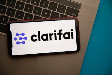 Tula, Rusya - 07 Eylül 2021: Clarifai logosu iPhone ekranında
