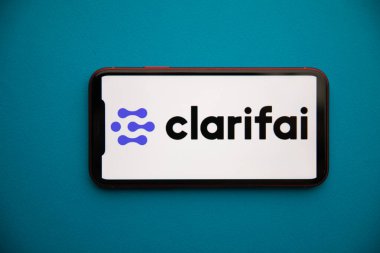 Tula, Rusya - 07 Eylül 2021: Clarifai logosu iPhone ekranında