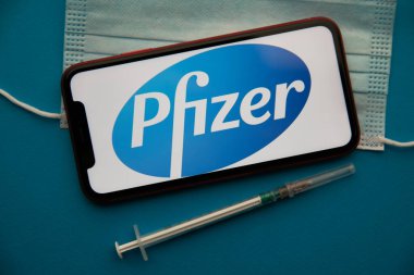 Tula, Rusya - 07 Eylül 2021: iPhone ekranında Pfizer logosu