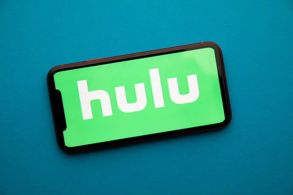 Tula, Rusia - 07 September 2021: Logo HULU pada tampilan iPhone — Stok Foto