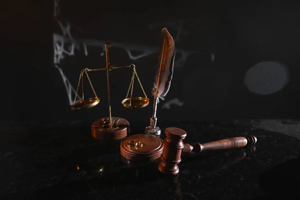 Διαζύγιο και νομική έννοια. Δικαστής Gavel και χρυσά δαχτυλίδια σε ένα γυαλιστερό τραπέζι — Φωτογραφία Αρχείου