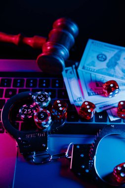 Kelepçe, tokmak ve zar. Yasadışı kumarhane konsepti, dikey görüntü