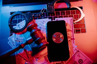 Kelepçeli altın bitcoin ve klavyeli tokmak. Kripto para ve suç kavramı