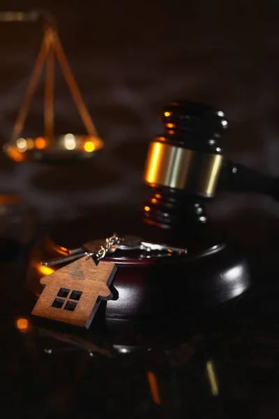 Аукцион или концепция закона. Ключ от дома и молоток судьи в нотариальной конторе — стоковое фото