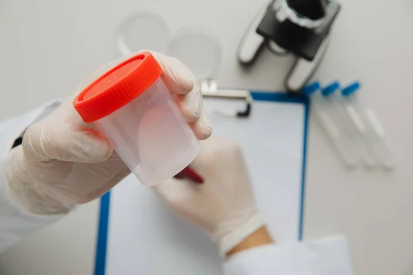 Dokter menganalisis sampel air mani di laboratorium. Tempat kerja dokter. Konsep perencanaan kesehatan dan kehamilan Stok Lukisan  