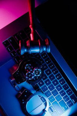 Klavyede kelepçe, tokmak ve zar var. Üst Manzara. Online kumarhane konsepti. Dikey resim