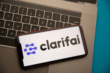 Tula, Rusya - 07 Eylül 2021: Clarifai logosu iPhone ekranında