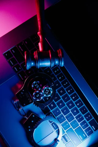 Klavyede kelepçe, tokmak ve zar var. Üst Manzara. Online kumarhane konsepti. Dikey resim