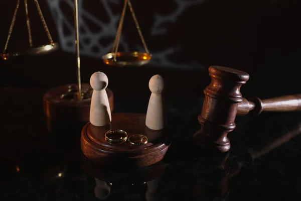 Törvény és Igazság. Függőleges kép a bíró kalapács, fa figurák és jegygyűrűk — Stock Fotó